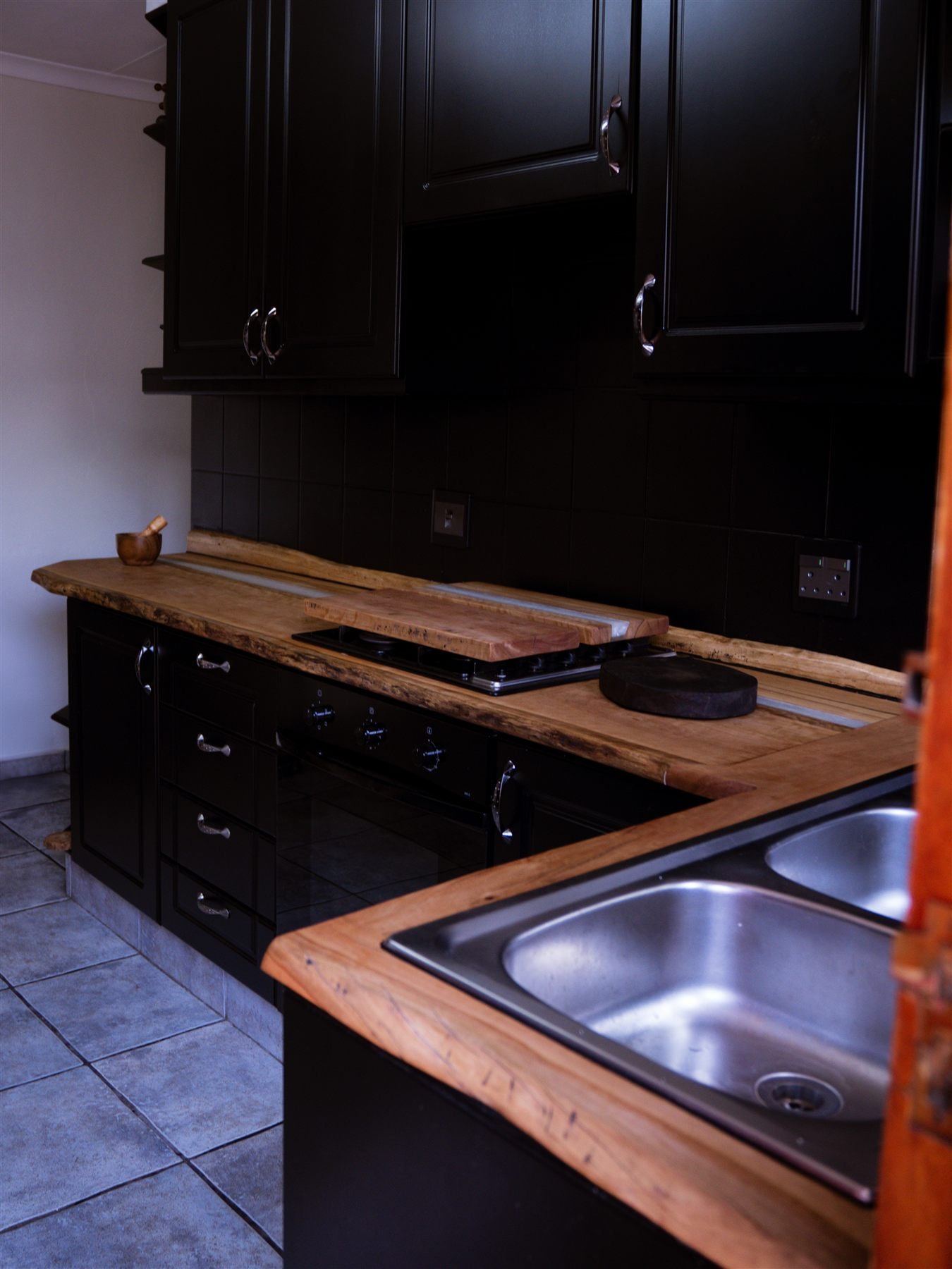 Custom live edge kitchen countertop black cabinetry Benoni — De Jager Wood Designs